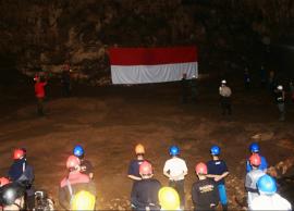 Upacara Bendera di Goa Jlamprong